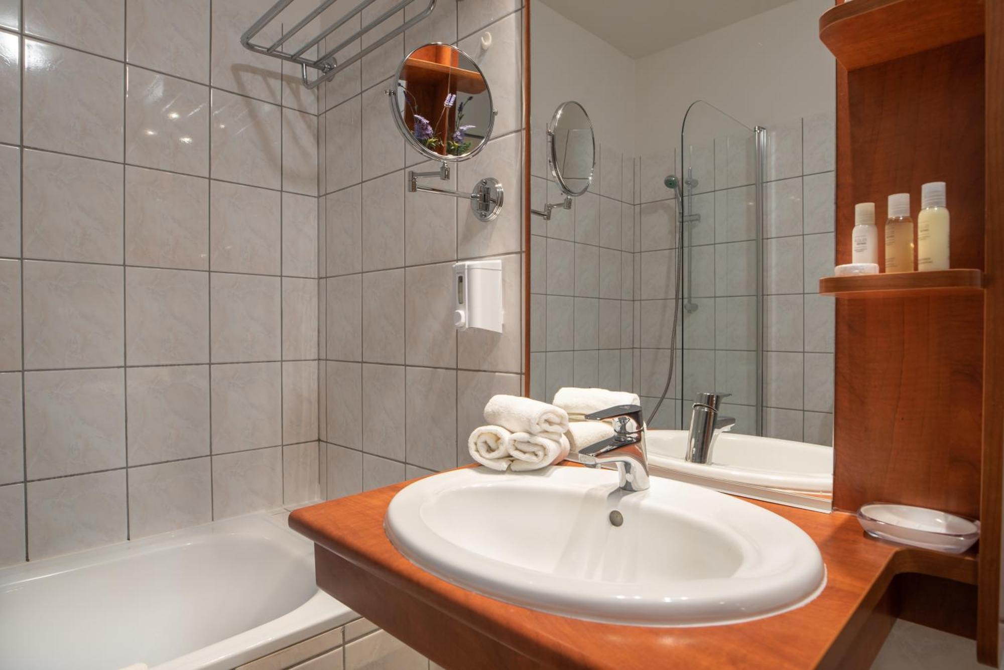 Holdvirag Hotel Sárvár 外观 照片