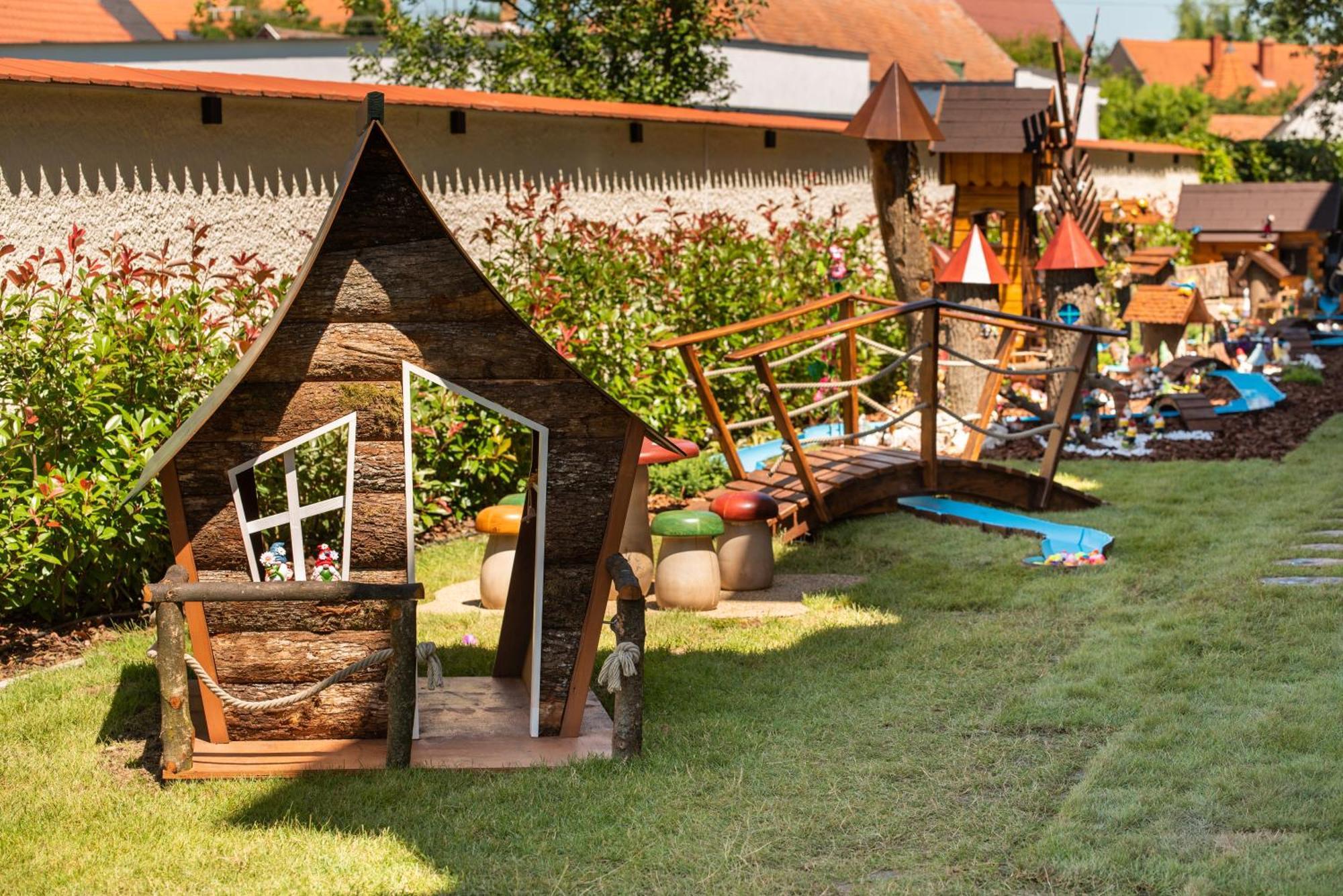 Holdvirag Hotel Sárvár 外观 照片